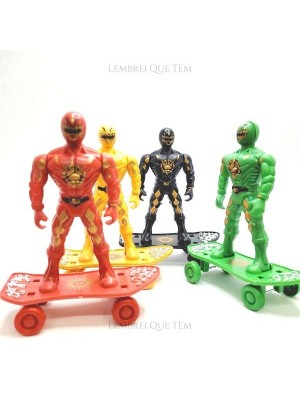 BONECO SUPER HEROI COM SKATE C/2PCS UN.